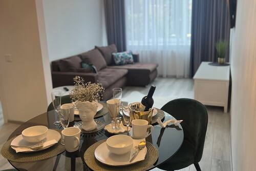 Apartament familiar, vistes al jardí | Cortines opaques i planxa i posts de planxar
