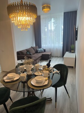 Chic Residence 3 | Blackout drapes, iron/ironing board, free wired internet