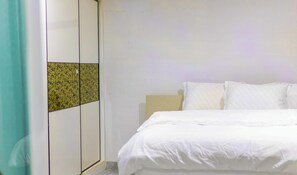 3 bedrooms, iron/ironing board, WiFi, bed sheets