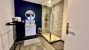 Dusch, hårtork, handdukar och tvål