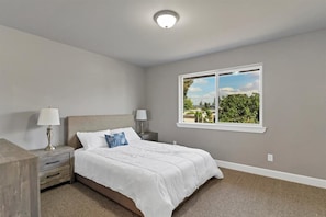 3 bedrooms, free WiFi, bed sheets - Flexible Extended Stay 3BR - Spacious + Fireplace + Patio (Salem)