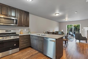 Kühlschrank, Mikrowelle, Ofen, Herdplatte