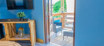 Minutes to Seafood Restaurants & Beach - Family Villa with Private Pool & Games