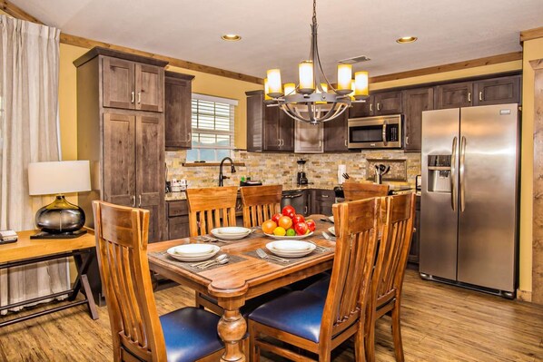 Kjøleskap, mikrobølgeovn, kokeplater og oppvaskmaskin