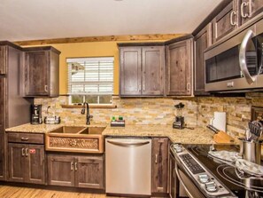 Kjøleskap, mikrobølgeovn, kokeplater og oppvaskmaskin