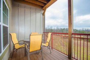 Outdoor dining - Mountain View Condo w/ Fireplace & Balcony (Pigeon Forge)