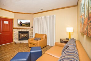 TV, fireplace - Mountain View Condo w/ Fireplace & Balcony (Pigeon Forge)