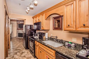 Kjøleskap, mikrobølgeovn, kokeplater og oppvaskmaskin