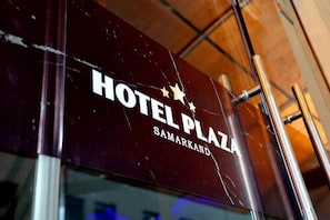 A sign for Hotel Plaza Samarkand. - HOTEL PLAZA 777 (Samarkand)