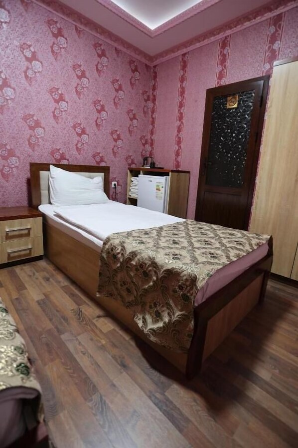 Basic Twin Room, City View | Soundproofing, free WiFi