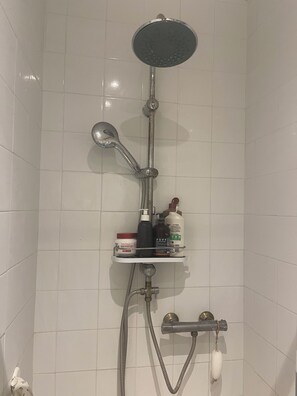 Haartrockner, Handtücher, Toilettenpapier