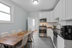 ثلاجة، ميكروويف، فرن، موقد طهي مسطح