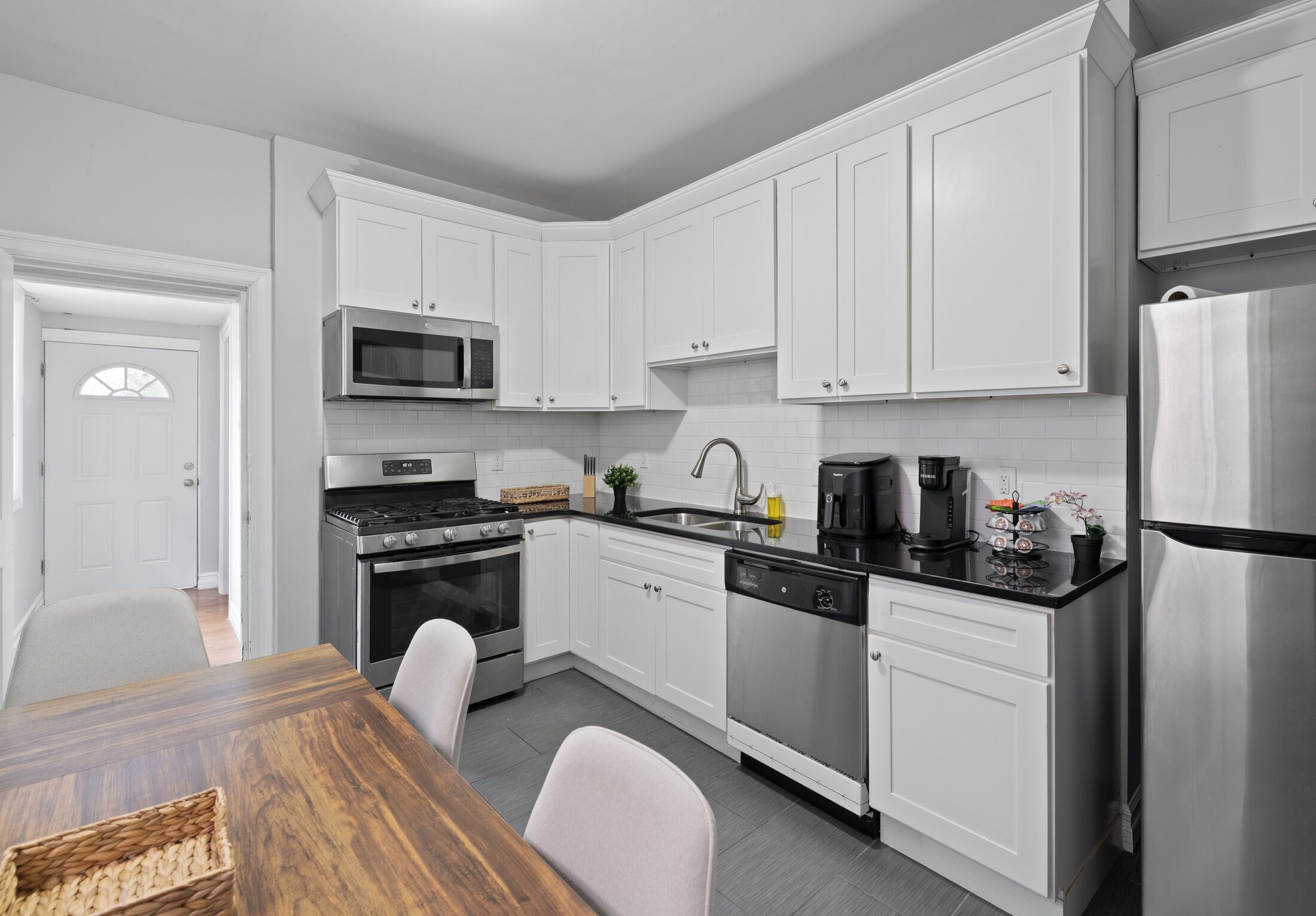 Een koelkast, een magnetron, een oven, een kookplaat