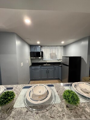 Fridge, microwave, stovetop, coffee/tea maker - Apartment B - Next to Hiking Trail - Back Entrance (Yonkers)