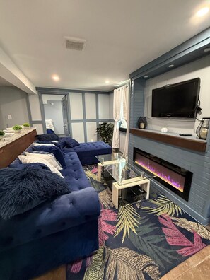 TV, fireplace, stereo - Apartment B - Next to Hiking Trail - Back Entrance (Yonkers)