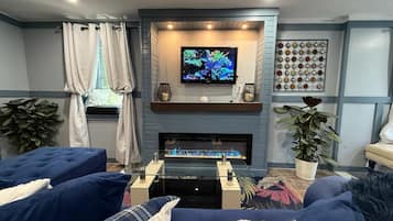 Televisión, chimenea y estéreo