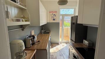 Frigorifero, microonde, forno, piano cottura