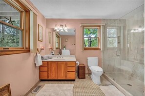 تجهيزات دش، مناشف، صابون، ورق حمّام