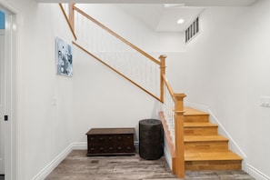 Una escalera con escalones y barandilla de madera que conduce a un piso superior.