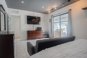 4 habitaciones, tabla de planchar con plancha, wifi y ropa de cama 