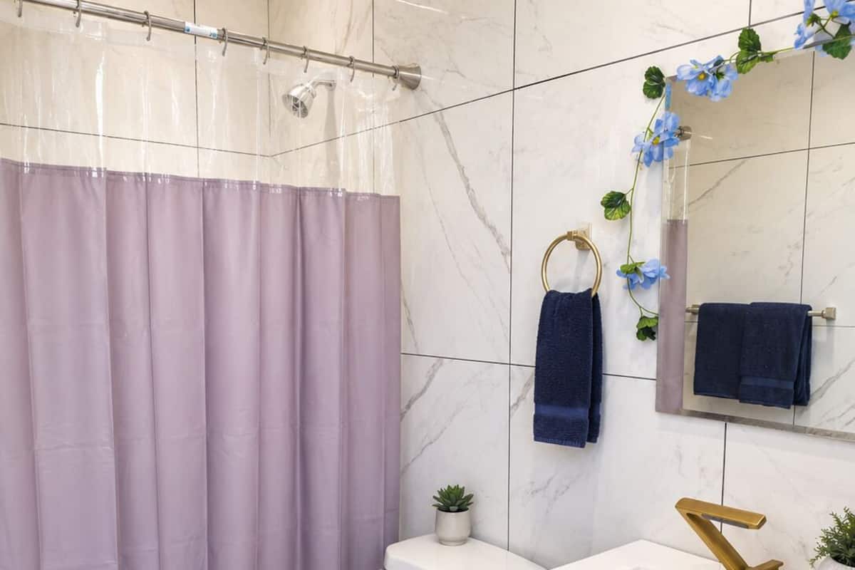 Baignoire et douche séparées, savon, shampoing, papier toilette