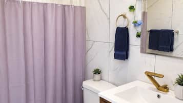 Bañera y ducha independientes, jabón, champú y papel higiénico