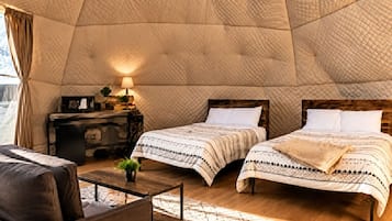 Standard Single Room, 2 Double Beds, Patio | Bed sheets