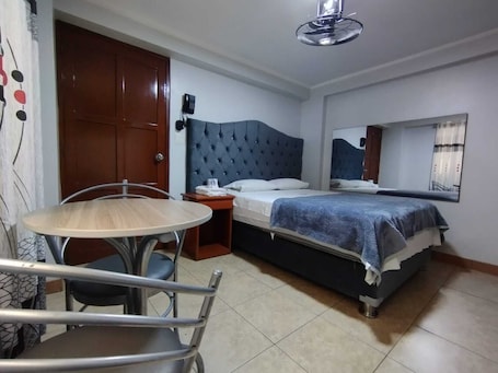 Classic Room | Laptop workspace, free WiFi