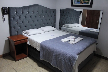 Espacio para trabajar con laptop y wifi gratis
