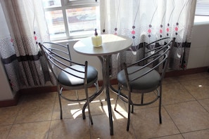 Espacio para trabajar con laptop y wifi gratis