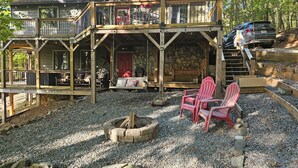 A cabin with a deck, a fire pit, and outdoor seating. - Mountain cabin, gorgeous views! 15 Min to 2 Whitewater Rafting Rivers! feed deer (Murphy)