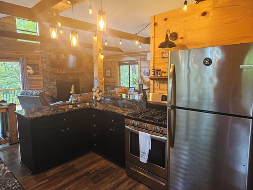 Mountain cabin, gorgeous views! 15 Min to 2 Whitewater Rafting Rivers! feed deer