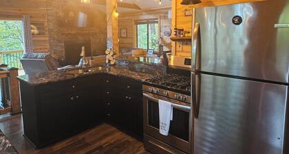Mountain cabin, gorgeous views! 15 Min to 2 Whitewater Rafting Rivers! feed deer
