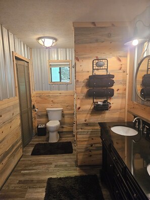 Regadera, secadora de cabello, toallas, jabón 