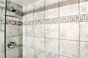 Haartrockner, Handtücher, Seife, Shampoo