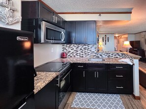 Kjøleskap, mikrobølgeovn, ovn og kokeplater