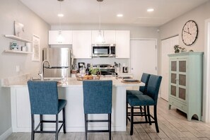 Kjøleskap, mikrobølgeovn, ovn og kokeplater