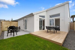 Outdoor dining - Perfect Papamoa Beach Bach (Papamoa)