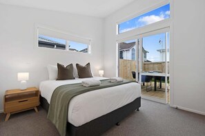 3 bedrooms, iron/ironing board, WiFi, bed sheets - Perfect Papamoa Beach Bach (Papamoa)