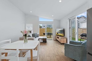 TV - Perfect Papamoa Beach Bach (Papamoa)