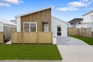 Exterior - Perfect Papamoa Beach Bach (Papamoa)