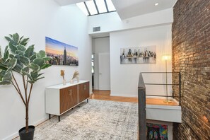 Interior - Fabulous 5-bedroom Townhouse with Patio Terrace in vibrant New York (New York)