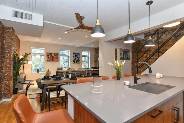 Interior - Fabulous 5-bedroom Townhouse with Patio Terrace in vibrant New York (New York)