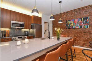 Fridge, microwave, oven, stovetop - Fabulous 5-bedroom Townhouse with Patio Terrace in vibrant New York (New York)