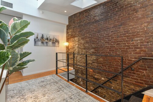 Fabulous 5-bedroom Townhouse with Patio Terrace in vibrant New York