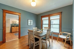 Dining - Stylish Syracuse 2nd fl 3 Bedroom in hip Westcott near SU, restaurants, coffee (Syracuse)