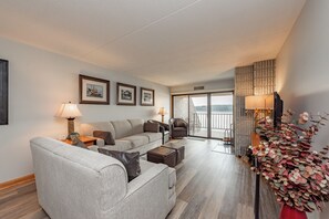 Een smart-tv, een open haard, videogames en een dvd-speler