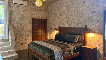 1 habitación, tabla de planchar con plancha, wifi gratis y ropa de cama