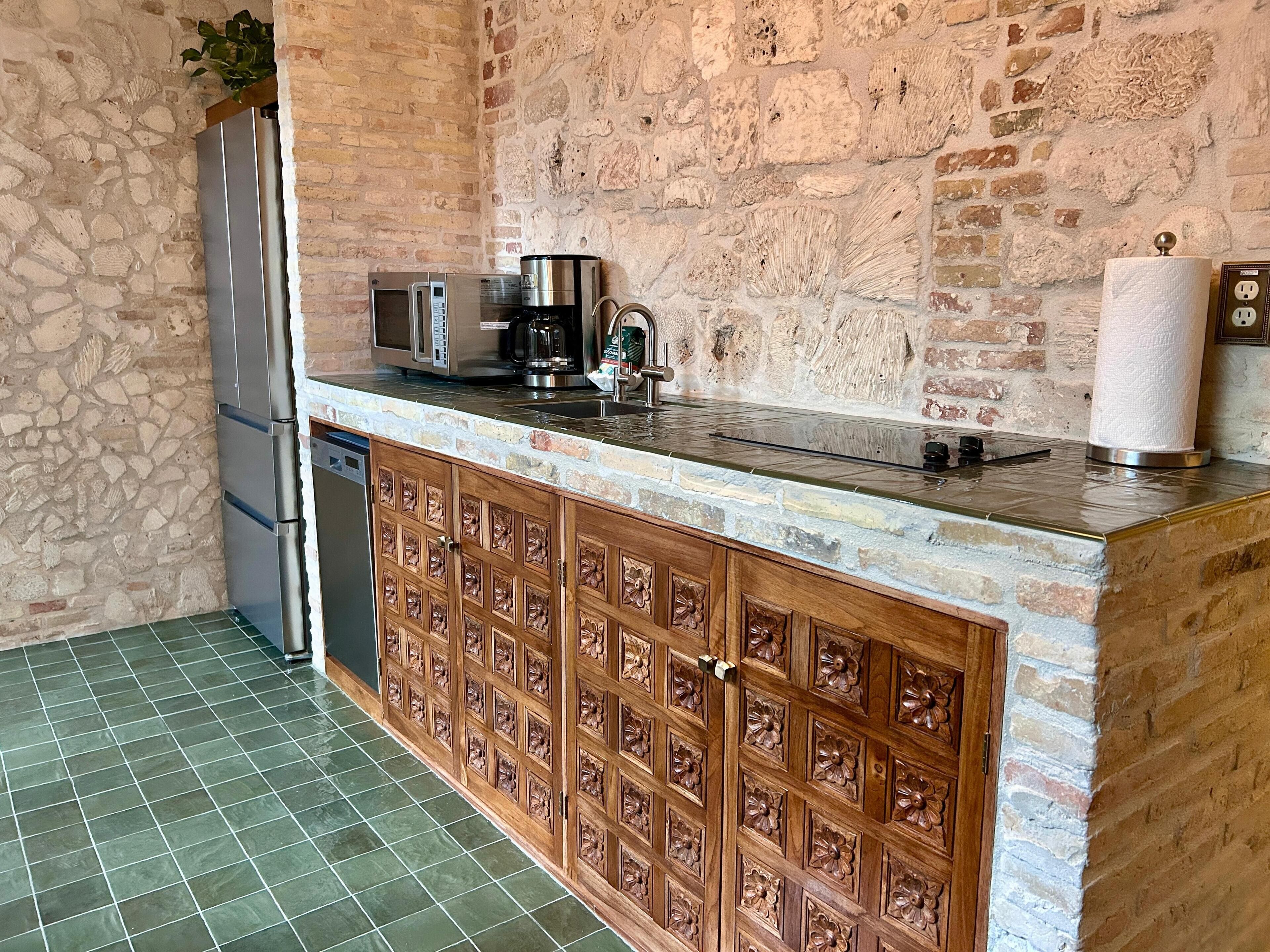 ثلاجة، ميكروويف، موقد طهي مسطح، غسالة أطباق