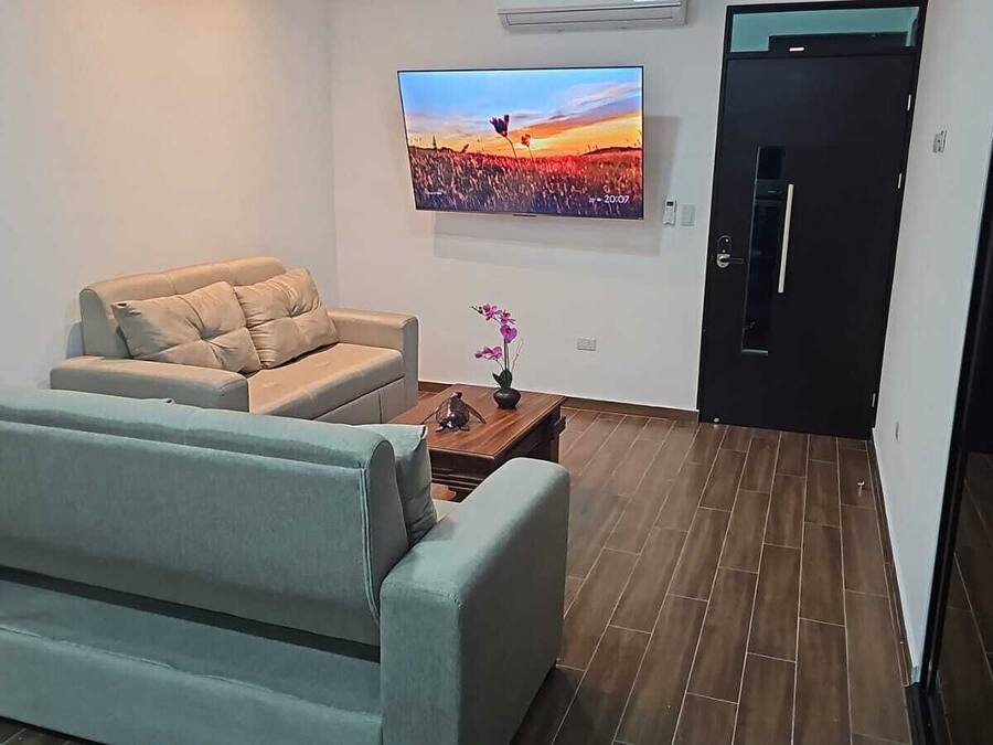 Quarto casal ou duplo superior, vista para a montanha | Área de estar | TV de tela plana 55 polegadas com canais a cabo